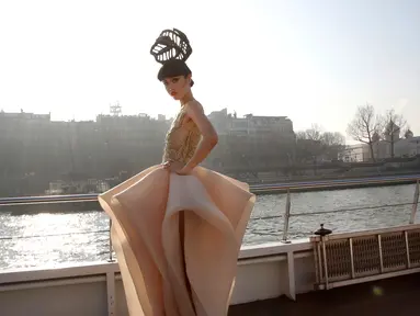 Desainer asal Vietnam Jessica Minh Anh berpose membawakan busana hasil karyanya saat dipamerkan dalam busana Spring-Summer 2017 di Paris Fashion Show di Paris, Perancis, (26/1). (AP Photo / Thibault Camus)