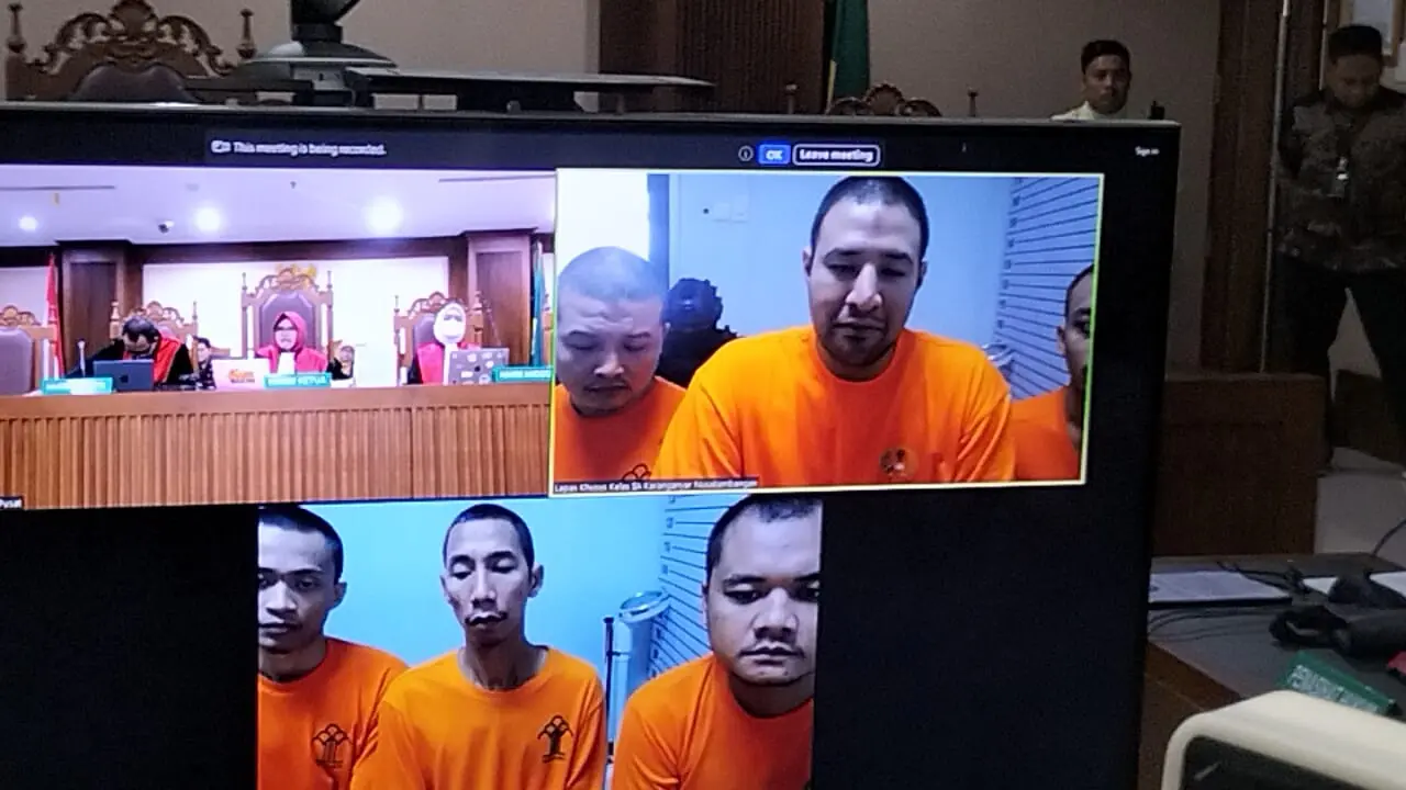 Ammar Zoni (kanan atas) secara virtual dari Lapas Nusakambangan. (M Altaf Jauhar/ Liputan6.com)