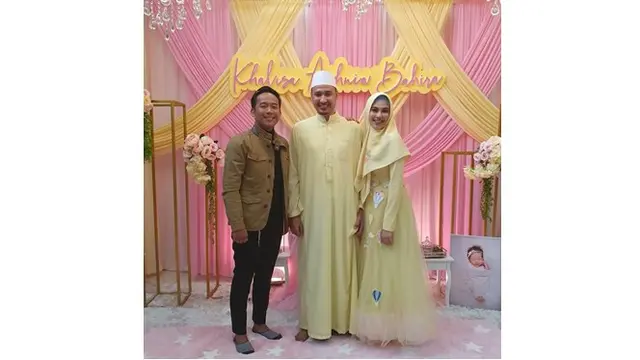 Momen akikah ini dipenuhi rasa bahagia, terbukti dari raut wajah Kartika Putri dan Suami.