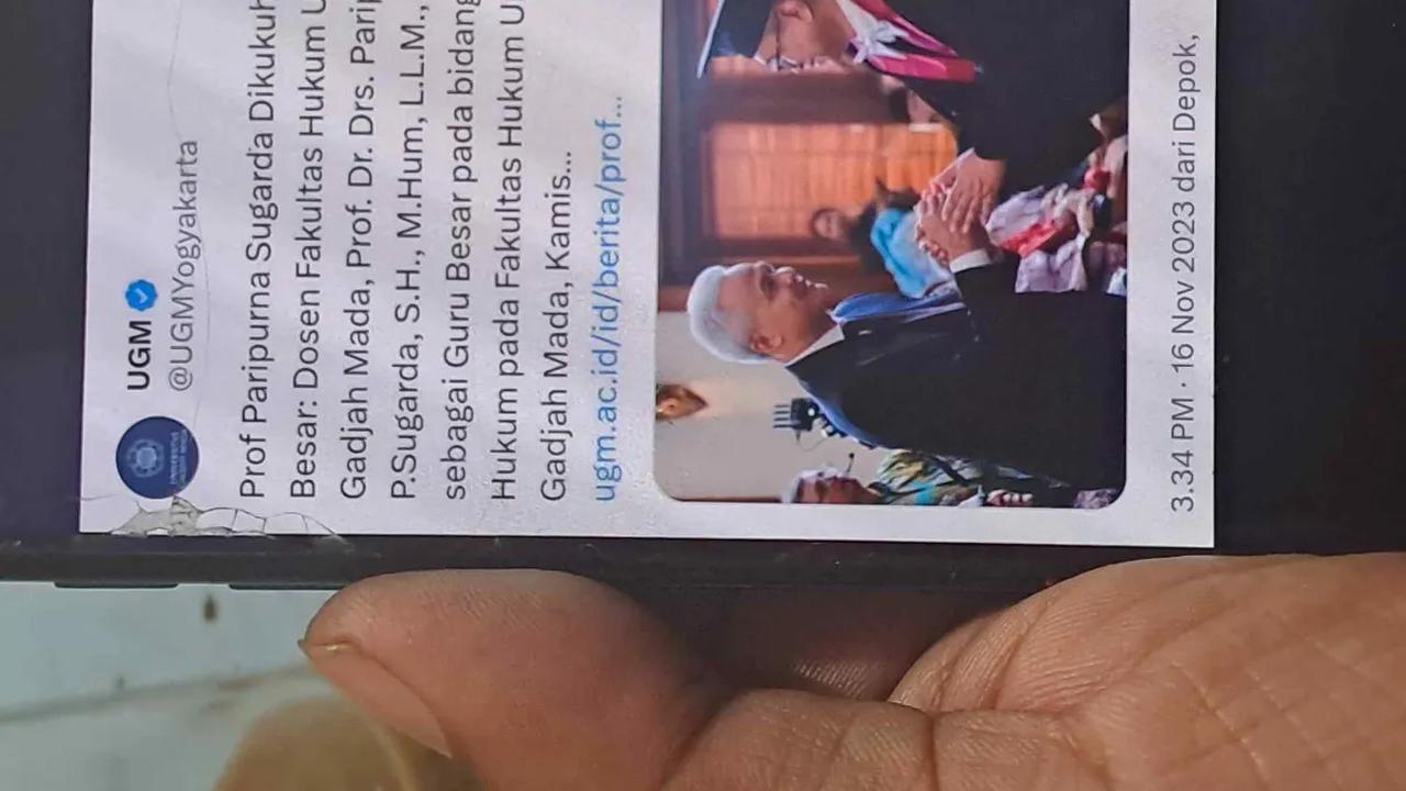 Unggahan UGM di akun media sosialnya tentang kehadiran capres Ganjar Pranowo dalam pengukuhan Guru Besar UGM Paripurna Suganda mendapatkan sorotan publik