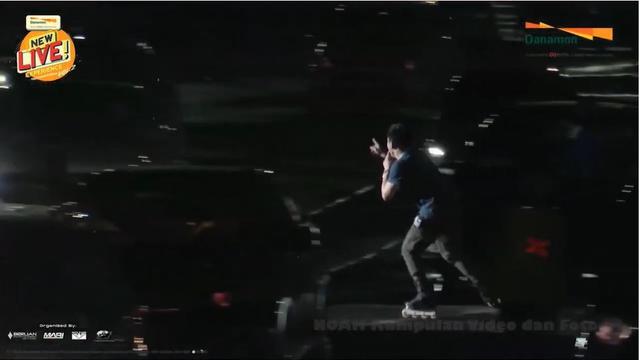 Bikin Deg-Degan, Ini 6 Potret Ariel NOAH Nyanyi Sambil Meluncur Pakai Sepatu Roda