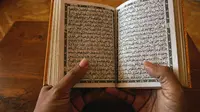 Ilustrasi membaca Al-Qur'an. (Foto oleh ali burhan: https://www.pexels.com/id-id/foto/kayu-pria-orang-orang-seni-7261978/)