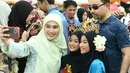 Menikah saat menjadi mahasiswi, Sarah lulus dengan gelar kehormatan di University of Brunei Darussalam. Sarah mendapat Book Prize di Sarjana Seni (Kebijakan dan Administrasi Publik). (Instagram.com/bruneiroyalfamily)