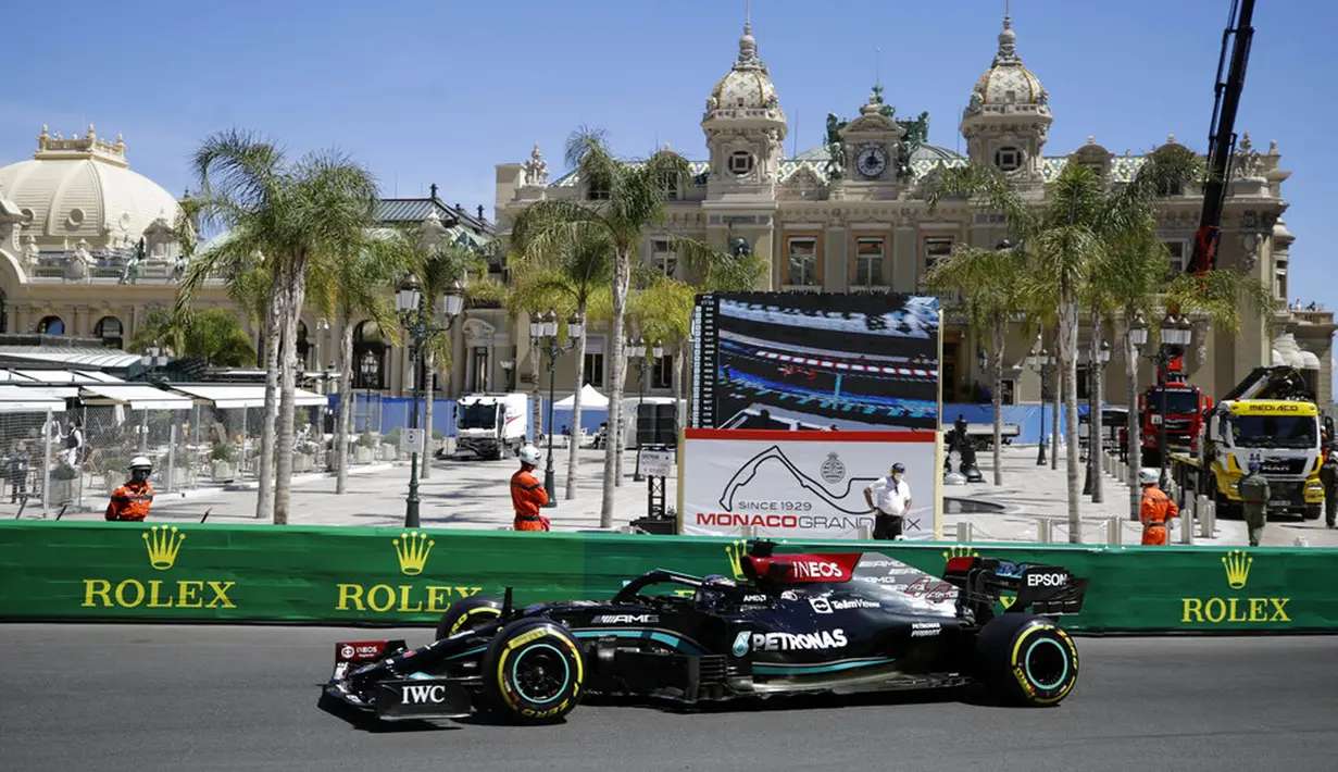 Pembalap Mercedes Lewis Hamilton mengemudikan mobilnya pada latihan bebas kedua untuk balapan F1 GP di Sirkuit Monaco, Monaco, Kamis (20/5/2021). F1 GP Monaco akan berlangsung pada 23 Mei 2021. (AP Photo/Luca Bruno)