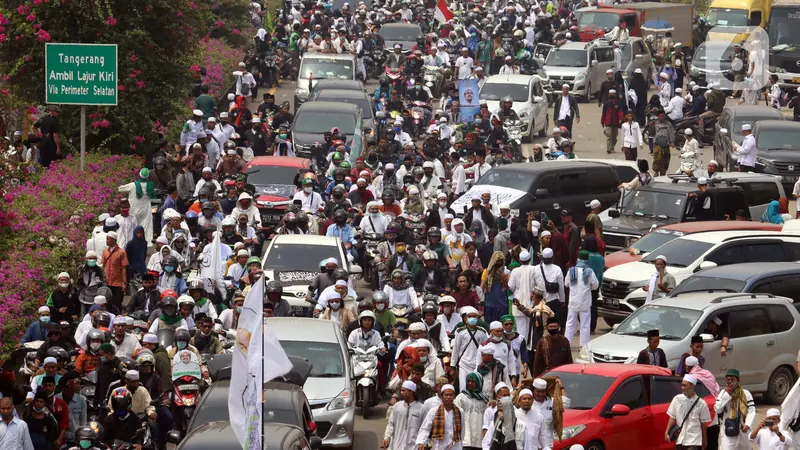 FOTO: Menuju Petamburan, Rizieq Shihab Dikawal Ratusan Massa