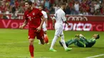 Striker Bayern Munchen, Robert Lewandowski merayakan gol yang dicetaknya ke gawang Real Madrid dalam final Audi Cup 2015 di Munchen, Jerman. (5/8/2015). (Reuters/Michaela Rehle) 