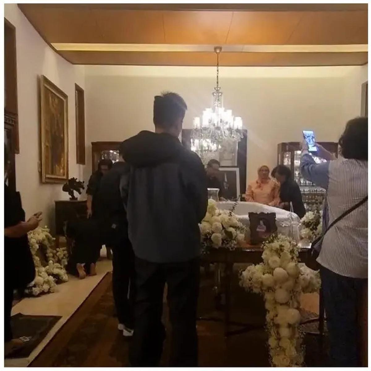 6 Potret Baim Wong Melayat Hotma Sitompul, Tetap Hadir Usai Sidang Perceraian