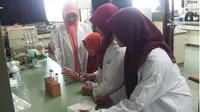 lima mahasiswa Universitas Airlangga membuat cairan antiadhesi yang mereka beri nama injectable hydrogel antiadhesi. 