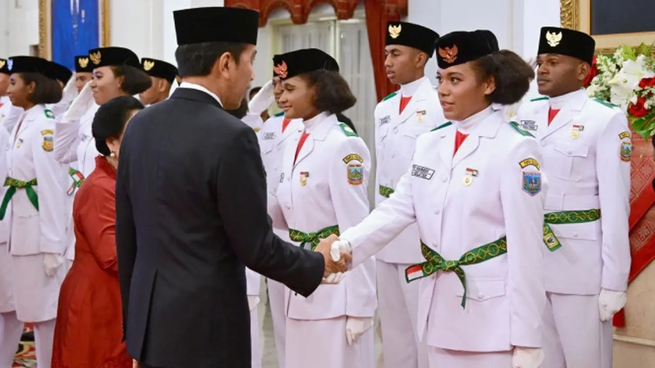 Paskibraka Nasional 2023 Wakil Papua Selatan, Esthi Stevanie Hamadi, Saat Bersalaman dengan Presiden RI, Joko Widodo (Jokowi) Saat Upacara Pengukuhan di Istana Negara. Esthi Stevanie Hamadi Calon Pembawa Baki (Dokumentasi Istana)