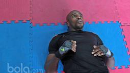 Greg Nwokolo pernah bermain di Thailand bersama klub BEC Tero Sasana pada tahun 2015. (Bola.com/Nicklas Hanoatubun) 