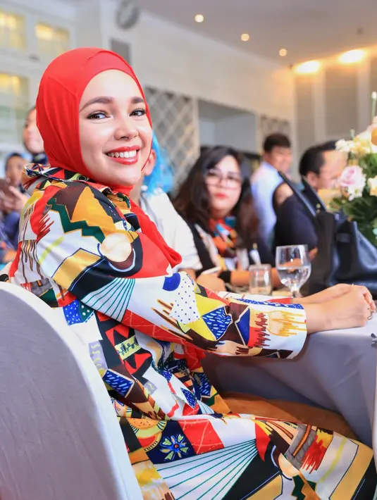 Ditemui di kawasan Jakarta Selatan, Dewi menceritakan kejadiannya saat mengalami cedera kakinya itu. Lantaran memiliki penyakit darah rendah, Dewi mengatakan dirinya tidak bisa berdiri secara tiba-tiba dari posisi duduk. (Adrian Putra/Bintang.com)