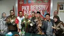 Anggota Fraksi PKB menunjukkan sampel urine usai mengikuti tes narkoba di Gedung DPR, Senayan, Jakarta, Rabu (16/3). Tes urine yang bekerjasama dengan BNN itu diikuti 36 anggota dewan untuk mengantisipasi penyalahgunaan narkoba. (Liputan6.com/Johan Tallo)