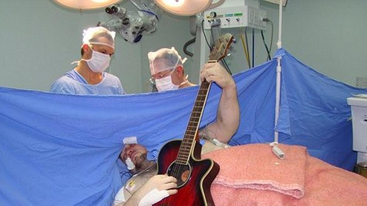 Operasi sambil main gitar