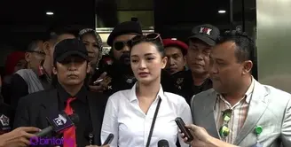 LSM KPK Resmi mencabut gugatan mereka terhadap pedangdut Zaskia Gotik berkait dugaan pelecehan lambang negara di Polda Metro Jaya.