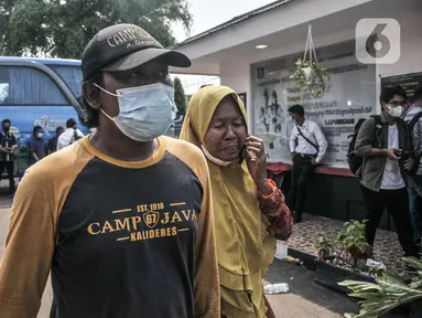 Keluarga korban saat tiba di Lapas Klas I Tangerang, Rabu (8/9/2021). Pasca kebakaran yang melanda Lapas Tangerang, sejumlah keluarga korban mulai berdatangan ke posko crisis center untuk kepentingan identifikasi. (Liputan6.com/Iqbal S Nugroho)