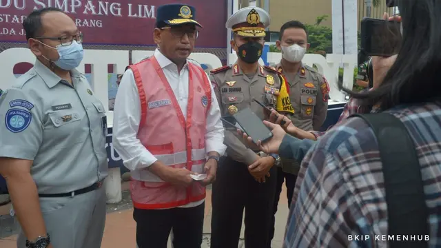 Menteri Perhubungan Budi Karya Sumadi meminta meminta truk-truk pengangkut logistik untuk bergeser ke pelabuhan Indah Kiat untuk mengurai kepadatan di pelabuhan Merak, Banten.