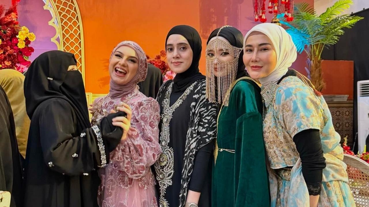 Berkumpul Bersama Rekan Artis Lainnya