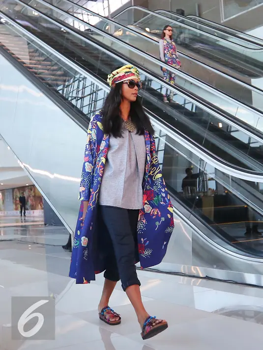 Salah satu karya desainer Mel Ahrya dipamerkan saat fashion show di Terminal 3 Ultimate Bandara Soekarno Hatta, Tangerang, Banten, Rabu (20/7). (Liputan6.com/Angga Yuniar)