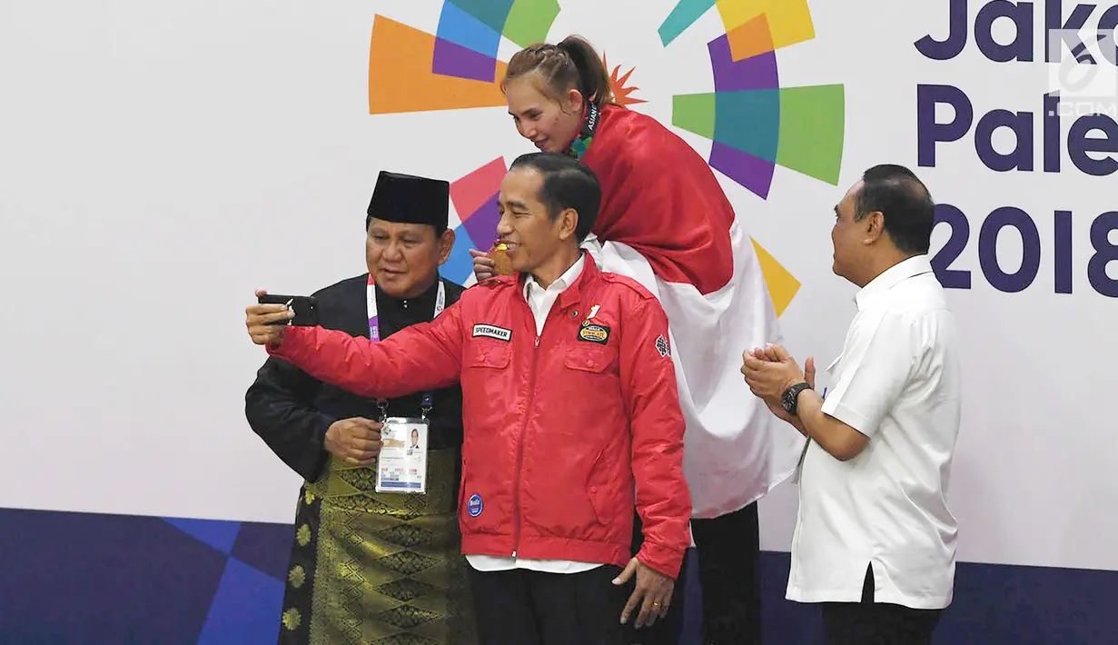 Presiden Joko Widodo bersama Ketua Umum Pengurus Besar Ikatan Pencak Silat Indonesia (IPSI) Prabowo Subianto usai mengalungkan medali kepada atlet di final pencak silat Asian Games 2018, Jakarta Jakarta, Rabu (29/8). (Merdeka.com/Imam Buhori)