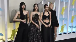 Lisa, Jisoo, Jennie, dan Rose dari Blackpink tiba di MTV Video Music Awards di Prudential Center di Newark, N.J (28/8/2022). Publik menyorot gaya keempat personelnya Jennie, Lisa, Jisoo, dan Rose yang tampil serba hitam dan mewakili brand masing-masing sebagai global ambassador. (Photo by Evan Agostini/Invision/AP)