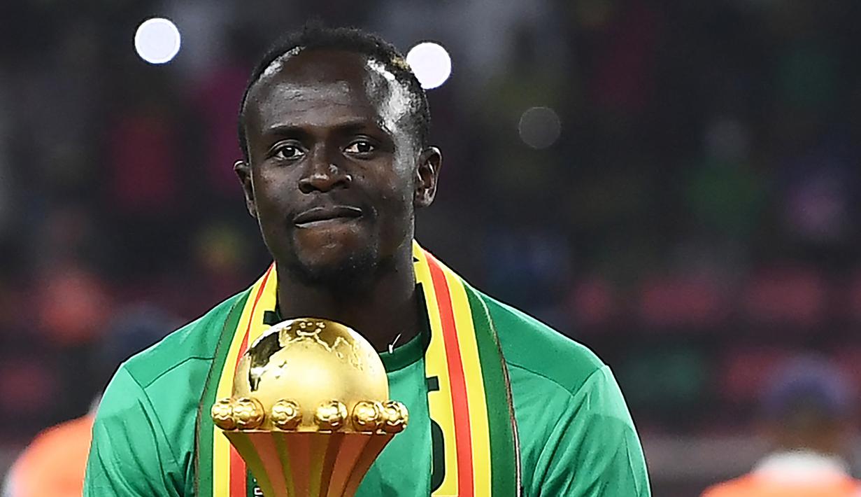 Tentang kesederhanaannya, Sadio Mane mengaskan bahwa ia tak tertarik untuk menjalani gaya hidup seperti Cristiano Ronaldo maupun Neymar. Ia masih mempunyai satu impian terbesarnya bersama Timnas Senegal, yaitu menjadi juara Piala Dunia. (AFP/Charly Triballeau)