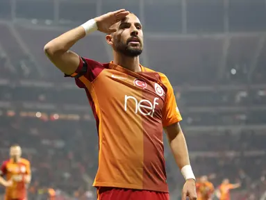 Pemain Galatasaray, Yasin Oztekin, memberikan salam hormat ala militer setelah mencetak gol saat melawan Gaziantepspor dalam Liga Super Turki di Istanbul, Minggu (11/12). Oztekin melakukan tribut untuk tragedi ledakan bom Besiktas, Turki. (AFP PHOTO/STR)