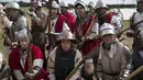 Warga berpose menggunakan atribut perang untuk peringati hari Pertempuran Bosworth, Inggris, Minggu (23/8/2015. ). Perang ini biasa disebut dengan perang Mawar karena masing – keluarga menggunakan Lambang bunga mawar pada benderanya. (REUTERS/Neil Balai)