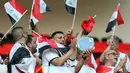 Suporter Irak mengibarkan bendera nasional menjelang pertandingan sepak bola Grup D Piala Asia antara Indonesia dan Irak di Stadion Ahmad Bin Ali, Al Rayyan, Qatar, Senin (15/1/2024). (AP Photo/Hussein Sayed)