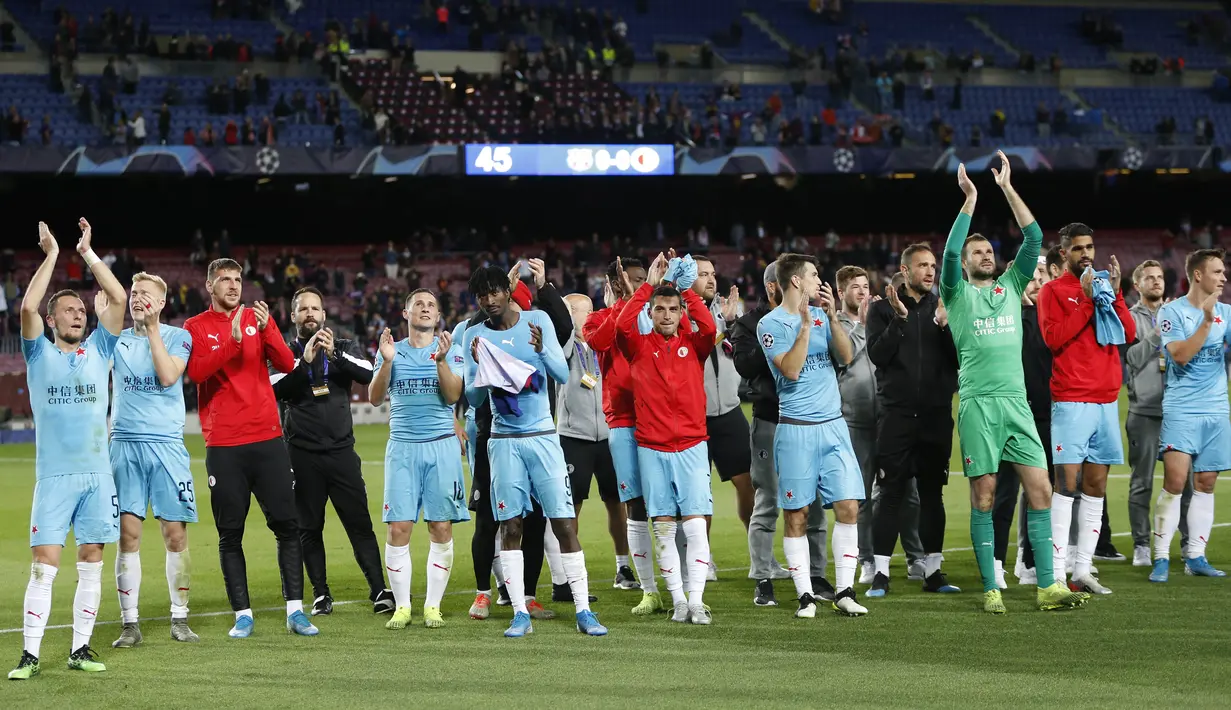 Para pemain Slavia Praha bertepuk tangan usai pertandingan melawan Barcelona pada pertandingan lanjutan Grup F Liga Champions di stadion Camp Nou, Spanyol (5/11/2019). Barcelona bermain imbang 0-0 atas Slavia Praha. (AP Photo/Joan Monfort)