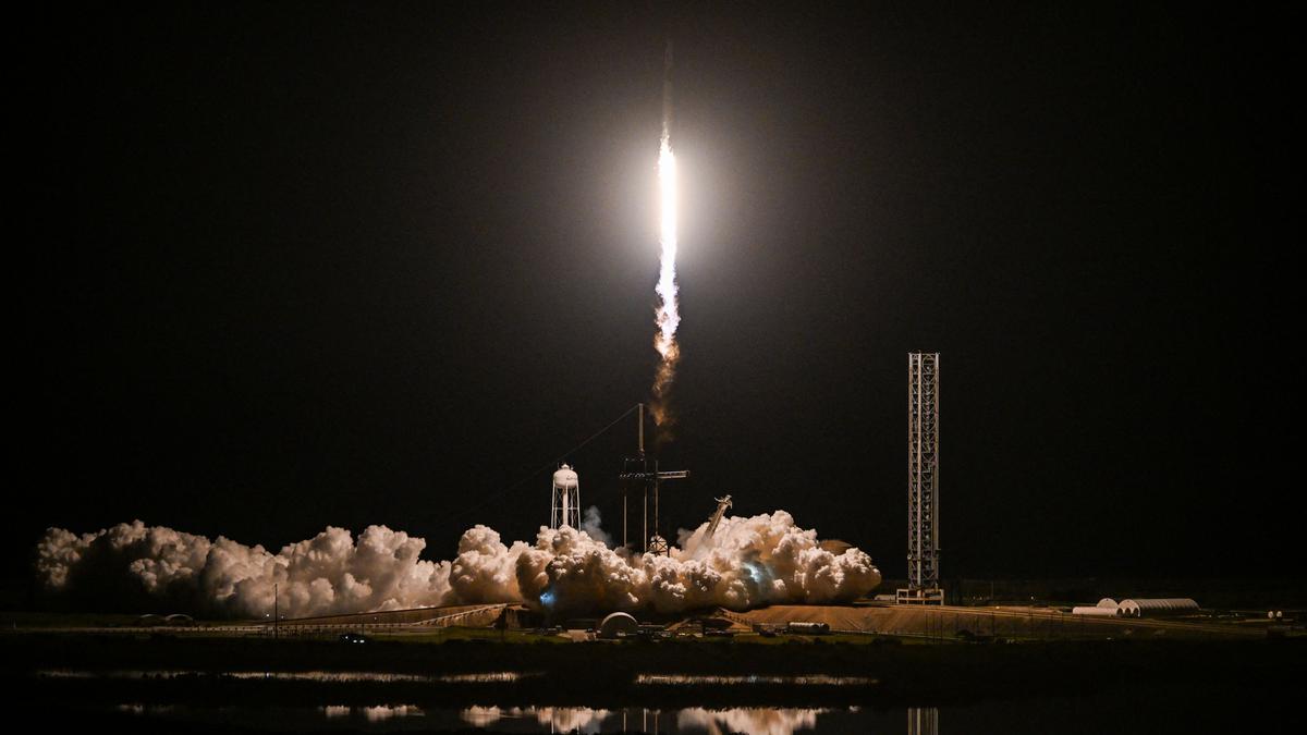 宇宙ステーションから見える 8 つの地球の物体