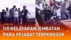 Momen tidak terduga terjadi ketika sejumlah orang hendak melakukan uji kelayakan jembatan mengundang perhatian.
