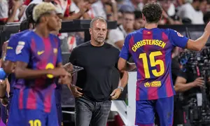 Pelatih Barcelona, Hansi Flick, berbicara dengan Andreas Christensen saat pertandingan La Liga Spanyol&nbsp;melawan Rayo Vallecano di Stadion Vallecas, Madrid, Spanyol, Senin, 1&nbsp;September 2025. (AP Photo/Manu Fernandez)