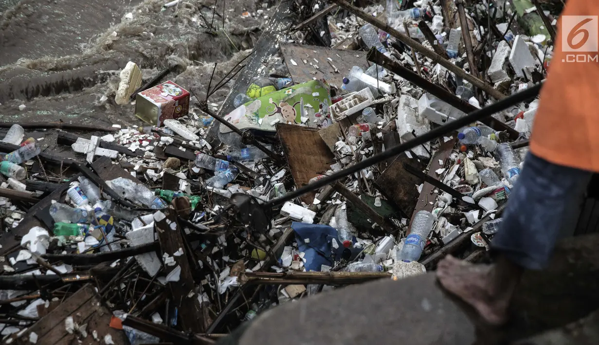 Tumpukan sampah yang ada di Pintu Air Manggarai, Jakarta, Senin (5/2). Sampah didominasi oleh batang pohon yang terbawa arus. (Liputan6.com/Faizal Fanani)