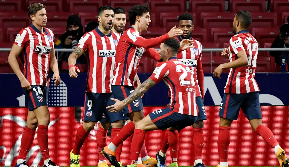 Para pemain Atletico Madrid merayakan gol yang dicetak oleh Joao Felix ke gawang Valencia pada laga Liga Spanyol di Stadion Wanda Metropolitano, Minggu (24/1/2021). Atletico Madrid menang dengan skor 3-1. (AFP/Pierre Philippe Marcou)