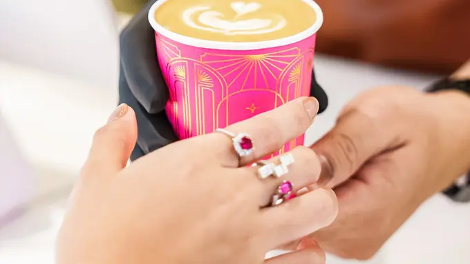 Kafe Terbaru dengan Nuansa Fuschia Sambil Lihat Berlian