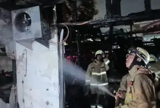 Pemadaman Kebakaran Empat Kios di Cakung (AntaraNews)