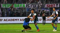 Salah seorang Aremania memasuki lapangan saat laga Arema vs Persebaya di Stadion Kanjuruhan, Malang (6/10/2018), berakhir. (Bola.com/Iwan Setiawan)