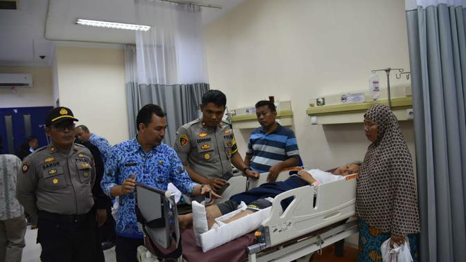 Wakapolres Cirebon Kompol Ricardo Conrat Yusuf saat menjenguk puluhan siswa SMPN 2 Plumbon yang menjadi korban reruntuhan bangunan kelas. Foto (Liputan6.com / Panji Prayitno)