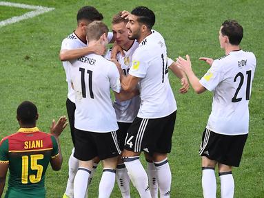 Para pemain Jerman merayakan gol yang dicetak oleh striker Jerman, Timo Werner pada laga Grup B Piala Konfederasi 2017, di Stadion Fisht Olympic, Sochi, Minggu (25/6/2017). Jerman menang 3-1 atas Kamerun. (AFP/Franck Fife)