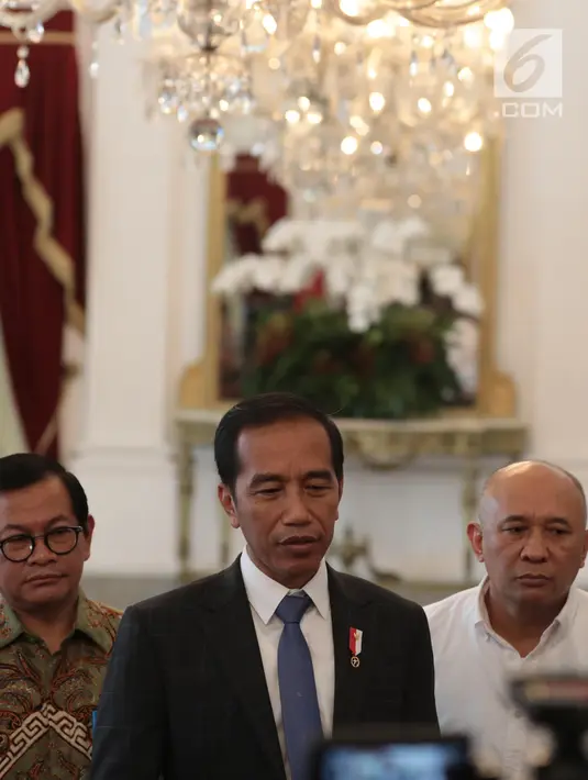 Presiden Joko Widodo (Jokowi) memberikan keterangan seusai bertemu CEO Bukalapak Achmad Zaky di Istana Merdeka, Sabtu (16/2). Dalam kesempatan itu Jokowi meminta seluruh pihak untuk menghentikan gerakan uninstall Bukalapak.com. (Liputan6.com/Angga Yuniar)