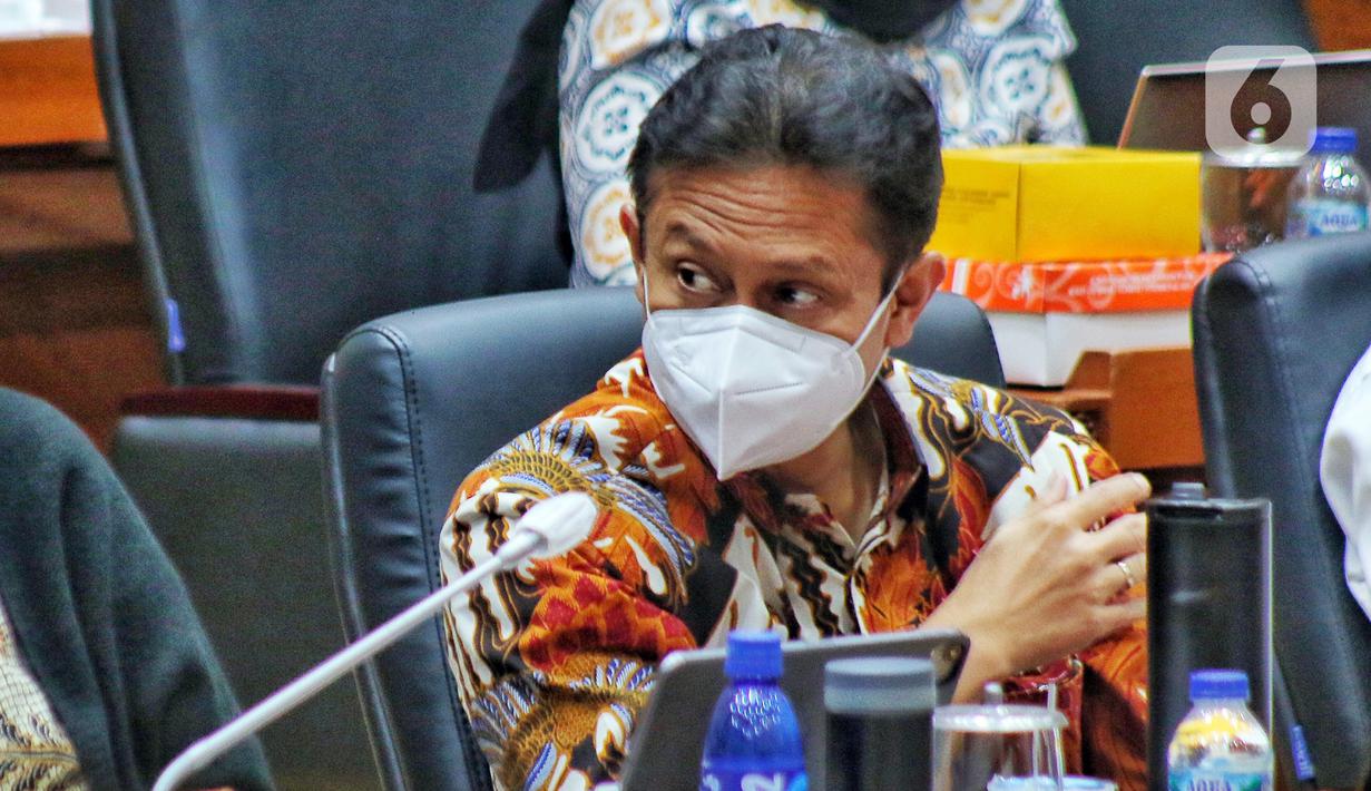Menteri Kesehatan Budi Gunadi Sadikin rapat kerja dengan Komisi IX DPR di Kompleks Parlemen, Senayan, Jakarta, Selasa (22/11/2022). Rapat tersebut membahas penjelasan tentang implementasi piloting Kelas Rawat Inap Standar (KRIS) dan pembahasan perkembangan kebijakan Kebutuhan Dasar Kesehatan (KDK), khususnya perubahan tarif layanan kesehatan pada Fasilitas Kesehatan Tingkat Pertama (FKTP) dan Fasilitas Kesehatan Rujukan Tingkat Lanjutan (FKRTL). (Liputan6.com/Angga Yuniar)