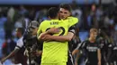 Kiper Arsenal, David Raya (kiri) merayakan kemenangan bersama Declan Rice setelah laga lanjutan Liga Inggris 2024/2025 di Villa Park, Birmingham, Inggris, Sabtu (24/08/2024) malam WIB. (AFP/Adrian Dennis)