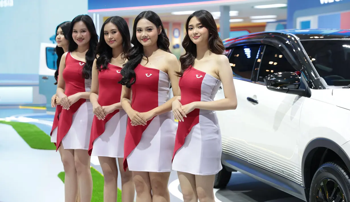 Sales Promotion Girl (SPG) berdiri dekat mobil baru yang dipamerkan dalam pameran otomotif Gaikindo Indonesia International Auto Show (GIIAS) 2026 di Indonesia Convention Exhibition (ICE), Tangerang, Banten, 30 Juli 2026. (KLY/ Budy Santoso)