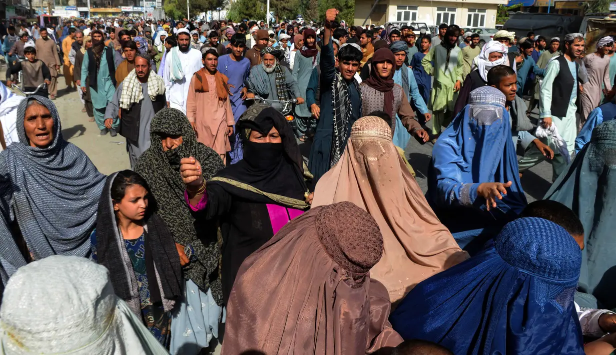 Penduduk setempat mengambil bagian dalam pawai protes terhadap pengumuman yang dilaporkan oleh Taliban di Kandahar (14/9/2021). Para penduduk memprotes Taliban yang ingin menggusur rumah mereka yang dibangun di atas tanah milik negara. (AFP/Javed Tanveer)