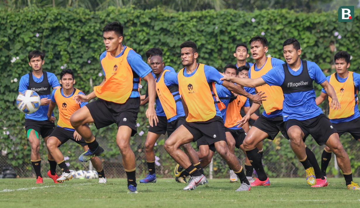 Rachmat Irianto (kiri) dan sejumlah pemain Timnas Indonesia saat sesi latihan persiapan kualifikasi Piala AFC 2023 yang berlangsung di Lapangan G, Senayan, Jakarta, Sabtu (02/10/2021). Indonesia dijadwalkan akan menghadapi Taiwan pada 7 dan 11 Oktober 2021 di Thailand. (Bola.com/Bagaskara Lazuardi)
