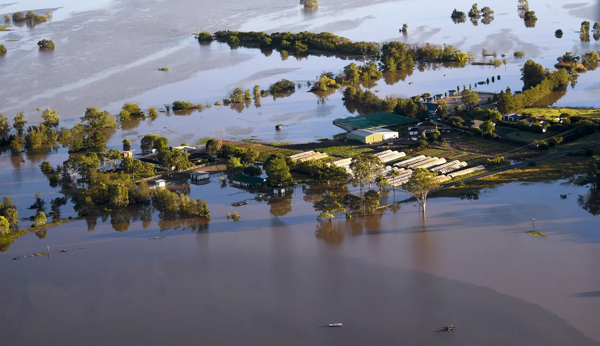 Sebagian bangunan terendam banjir di daerah Windsor, barat laut Sydney, Australia, Rabu (24/3/2021).  Sekitar 18.000 penduduk negara bagian terpadat di Australia telah meninggalkan rumah mereka sejak pekan lalu, dengan peringatan banjir dapat berlanjut hingga April. (Lukas Coch/Pool Photo via AP)