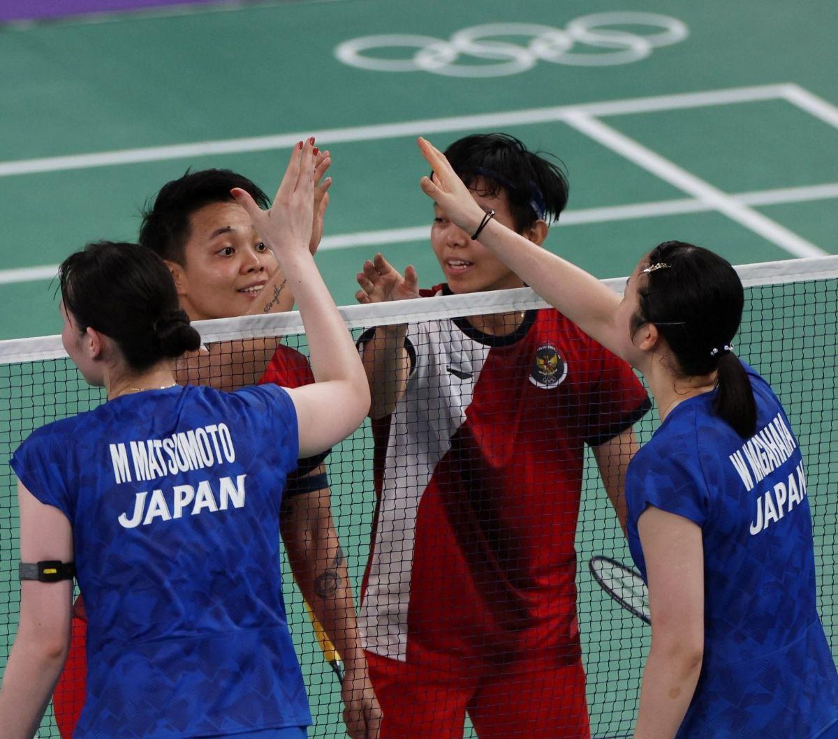 Dalam pertandingan pertama Grup A Olimpiade 2024 di Porte de la Chapelle Arena, Paris, pada Sabtu (27/7/2024) sore WIB, Apriyani Rahayu dan Siti Fadia Silva Ramadhanti kalah dari wakil Jepang, Mayu Matsumoto dan Wakana Nagahara. Foto: REUTERS / Hamad I M