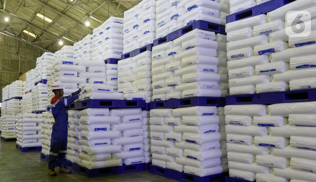 Produk ini dikenal sebagai Polytam. Diketahui, Polytam merupakan bahan baku penting untuk pembuatan kantong plastik dan berbagai produk industri lainnya. (Liputan6.com/Herman Zakharia)