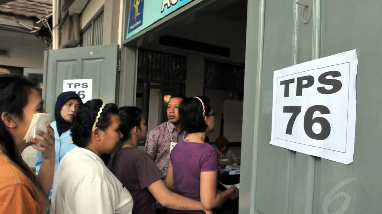 Gerombolan Bule Geruduk Rutan Pondok Bambu
