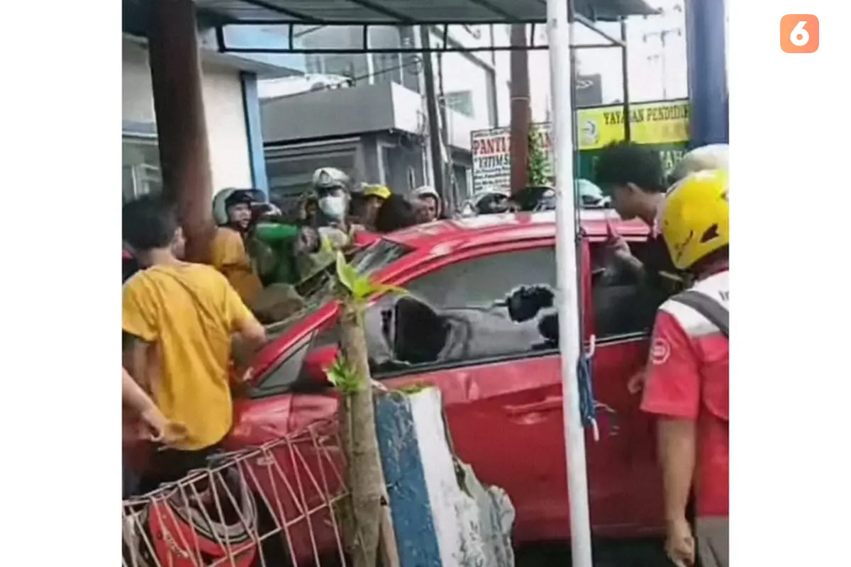 Mobil merah dirusak warga diduga karena tabrak lari (Liputan6.com/Fauzan)